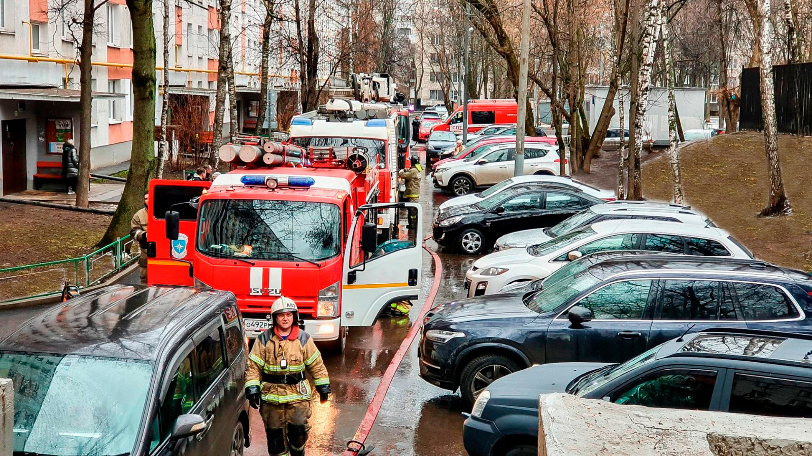Помните! Парковка автомобиля на площадке для пожарной техники может стать причиной гибели людей.