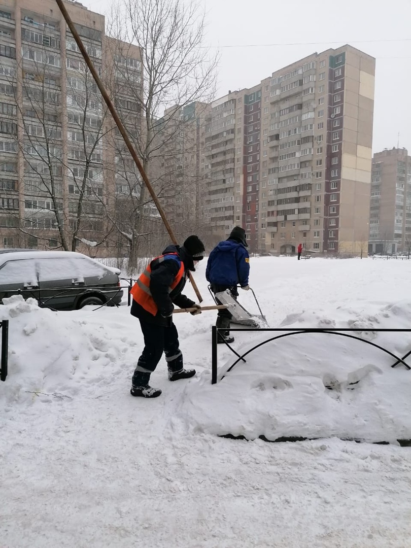 Активно проводится работа по расчистке пешеходных дорожек и детских площадок от снега.